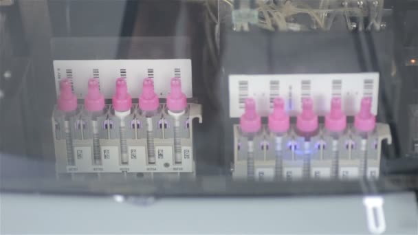 Industria farmaceutica. Linea di produzione trasportatore a macchina presso la fabbrica della farmacia . — Video Stock