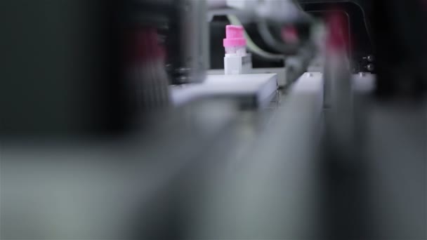 Analyseur automatique moderne d'hématologie médicale. Tubes à essai sur convoyeur robotisé .