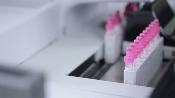 Moderno analisador automático de hematologia médica. Tubos de ensaio em transportador robótico . — Vídeo de Stock