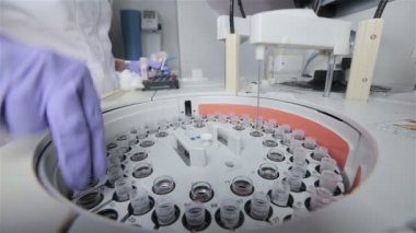 Bilim adamı, Doktor modern ilaç, tıbbi otomatik makine ile çalışma.