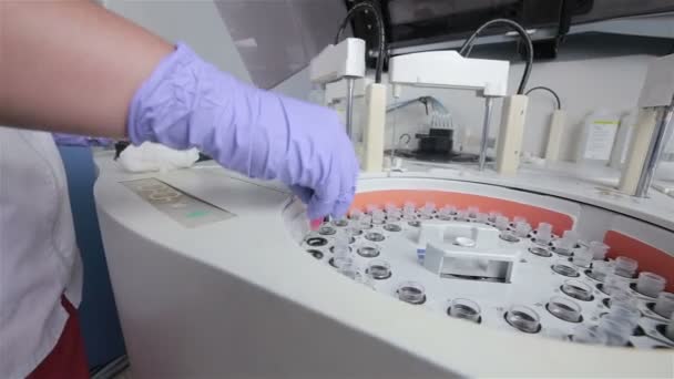 Wetenschapper, arts werkzaam met moderne farmaceutische, medische automatische machine. — Stockvideo