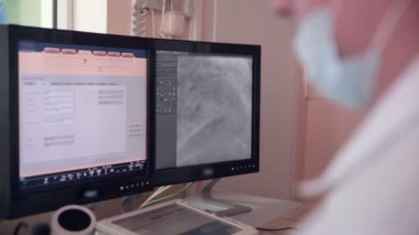 Doktor ultrason gerçek bir kalp atışı, araştırıyor. Bilgisayar ekranında ultrasonik muayene.