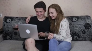 Ev, teknoloji ve ilişkiler kavramı - dizüstü bilgisayar vasıl ev ile yakışıklı Çift.