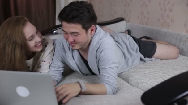 Mladý pár v lásce pomocí přenosného počítače. Technologie, rodina, koncept e komerce. — Stock video