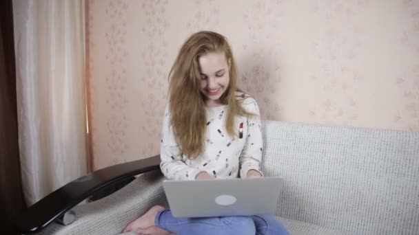 Souriant, beau, fille mignonne en utilisant un ordinateur portable . — Video