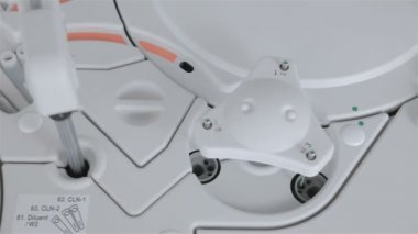 Robot armworks tıbbi analizi ile test ilaç fabrikası.