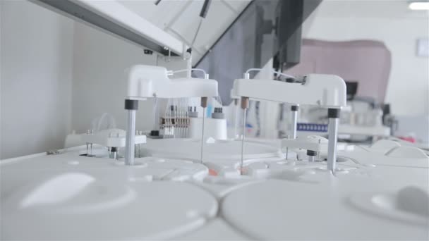 Geautomatiseerde farmaceutische, medische apparatuur werkt in moderne laboratorium. — Stockvideo