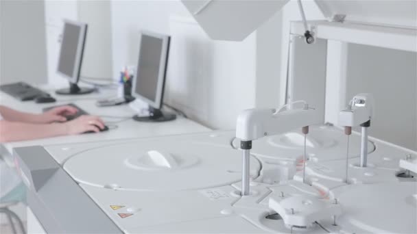 Onherkenbaar wetenschapper werkt met farmaceutische en geneeskunde automatische machine. Farmaceutische industrie. Farmaceutische en medische concept. — Stockvideo