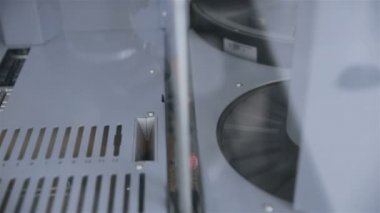 Modern tıp üretimi ve lab ekipman. İlaç üretim hattı.