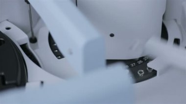 Robot Laboratuvar analiz ve test tüpleri ile modern otomatik ekipman örnekleri tanılama.