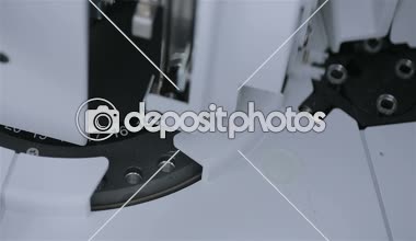 Robot Laboratuvar analiz ve test tüpleri ile modern otomatik ekipman örnekleri tanılama.