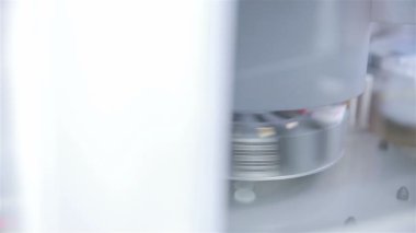 Modern tıp üretimi ve lab ekipman. İlaç üretim hattı.