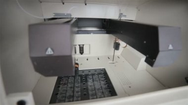 Yüksek teknoloji robot ilaç, tıbbi makine otomatik olarak modern laboratuarda çalışan.