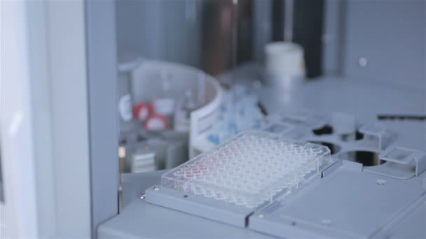 Nowoczesny sprzęt produkcyjny i laboratorium medycyna. Linia do produkcji farmaceutycznej. — Wideo stockowe