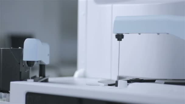 Análisis de laboratorio robótico y diagnóstico de muestras en tubos de ensayo con equipos automatizados modernos . — Vídeos de Stock