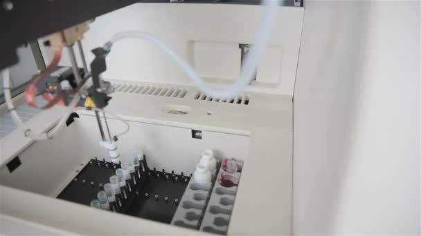 High-tech robotic pharmaceutical, medical machine automatically working in modern lab. — Stock Video