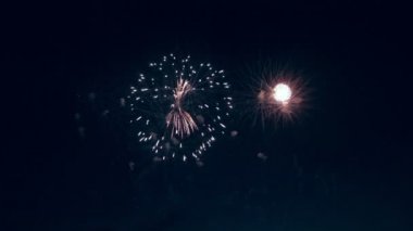 Birden fazla havai fişek. Yeni yıl kutlama, 4 Temmuz.