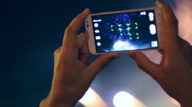 Cep telefonu üzerinde renkli havai fişek filme tanınmayan adam.