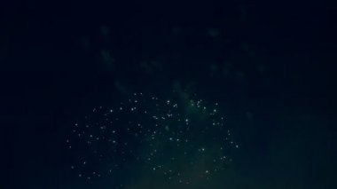 Birden fazla havai fişek. Yeni yıl kutlama, 4 Temmuz.