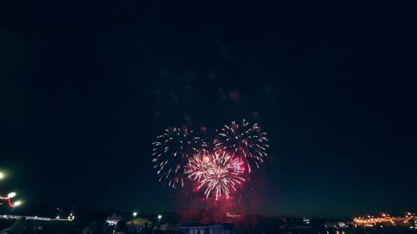 Plusieurs feux d'artifice. Fête du Nouvel An, 4 juillet . — Video