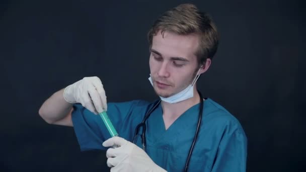 Dokter voorbereiding van een injectiespuit op een zwarte achtergrond. — Stockvideo