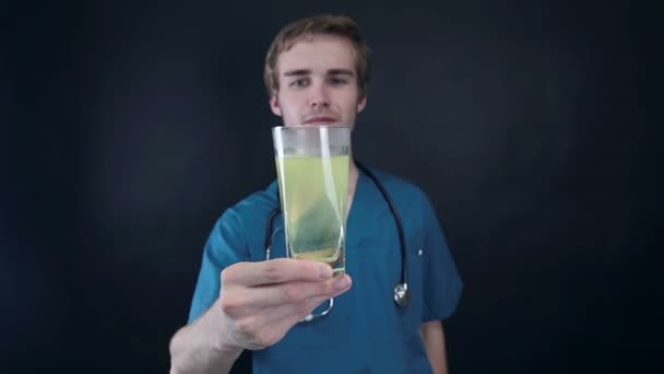 Pillola per il medico, compressa vitaminica in un bicchiere d'acqua. Terapia, concetto di cura . — Video Stock