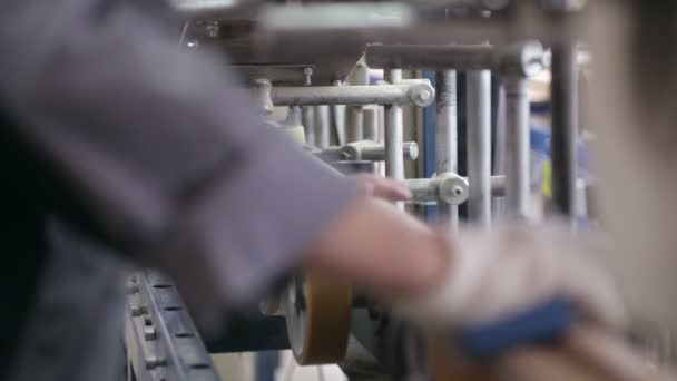 Houtbewerking mechanisme. Houten goederen geautomatiseerde productielijn. — Stockvideo