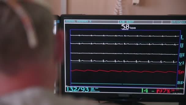 Хирургия. Неузнаваемый врач контролирует операцию в операционной больницы на компьютерных экранах . — стоковое видео