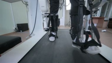 Bir robot gibi yürüme yenilikçi Robotik Vr sibernetik sistem olan adam. Yüksek teknoloji oyun endüstrisi ve hareket siberuzayda takibi.