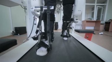 Fütüristik siber robot mühimmat giyen adam. Ekran gerçek zamanlı hareket proection. Sanal gerçeklik kavramı.