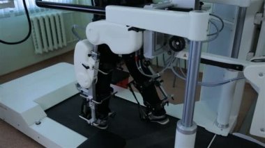 Fütüristik siber robot mühimmat giyen adam. Ekran gerçek zamanlı hareket proection. Sanal gerçeklik kavramı.