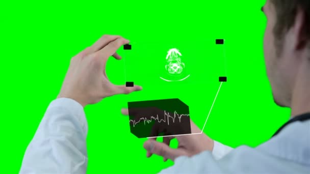 Wissenschaftler, Arzt mit futuristischer Touchscreen-Technologie, die Röntgenaufnahmen zeigt. Bewegungsgrafik auf Chromakey. — Stockvideo