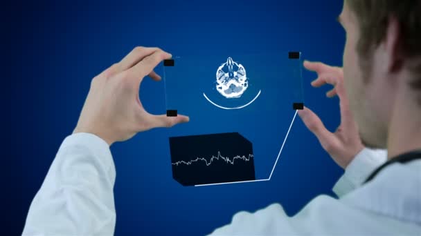 Tanınmayan bir bilim adamı, fütüristik dokunmatik ekran teknolojisi kullanarak, x-ışını gösterilen doktor eller. Hareket grafik. — Stok video