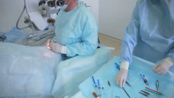 Médico irreconocible realizando cirugía en el quirófano del hospital . — Vídeo de stock