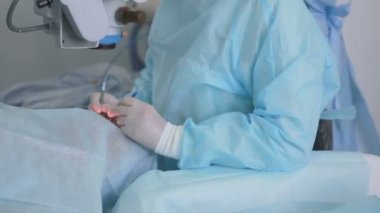 Tanınmayan doktor hastane ameliyat odasında ameliyat.