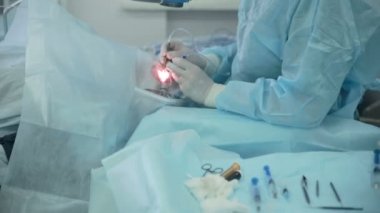 Tanınmayan doktor hastane ameliyat odasında ameliyat.