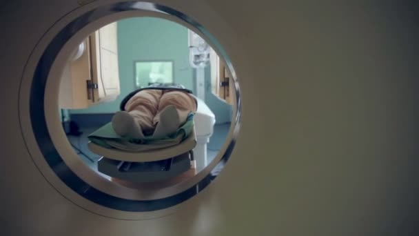 Tomograph, unkenntlicher Patient auf Magnetresonanztomographie, ärztliche Untersuchung. — Stockvideo