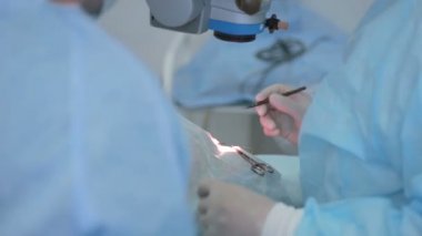 Tanınmayan doktor hastane ameliyat odasında ameliyat.
