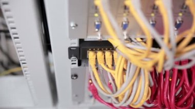 Büyük bir veri merkezinde kablo ve kablo bağlantıları sunucuları kapatın. Kaydırıcı çekimi.