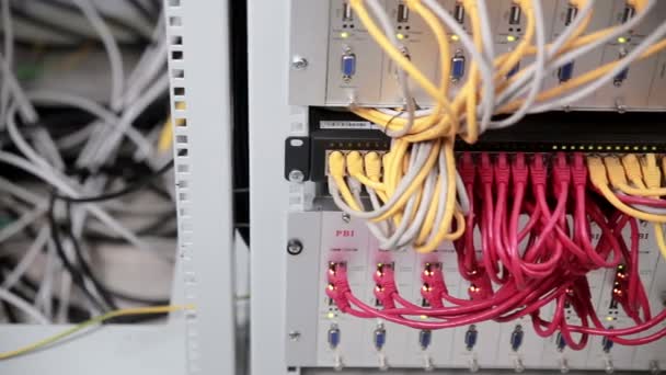 Gros plan sur les câbles et le câblage relie les serveurs dans un énorme centre de données. Slider shoot .