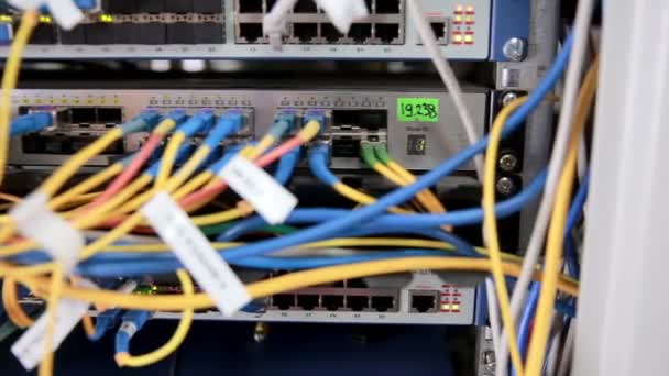 Achterkant van de dataservers werken met vele draden, kabels. — Stockvideo