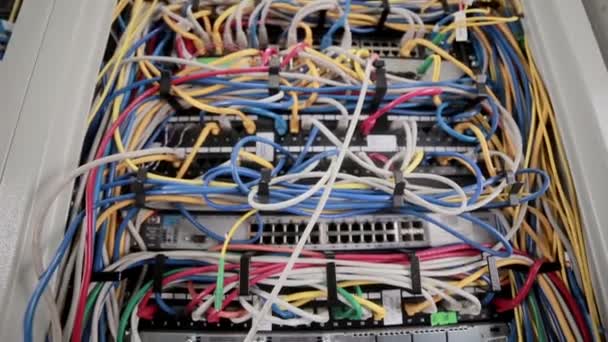 Parte de trás dos servidores de dados de trabalho com muitos fios, cabos . — Vídeo de Stock