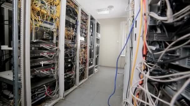 Единицы серверных комнат, терминалы ЦОД с кабелями, проводами . — стоковое видео