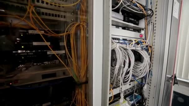 Unidades de sala de servidores, terminales de centro de datos con cables, cables . — Vídeos de Stock