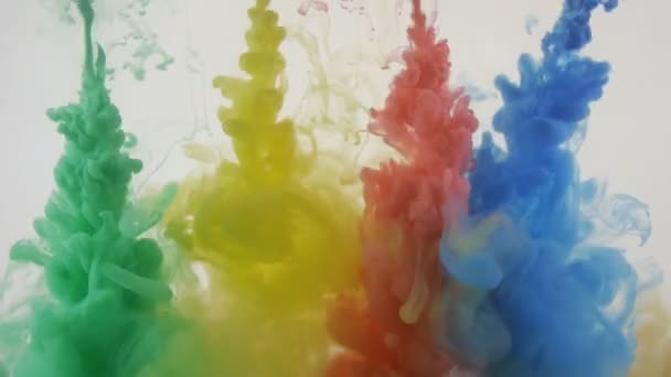 Helle bunte Hintergrund. Lebendige Farben flüssiger Tinte, die sich in Wasser mischen. — Stockvideo