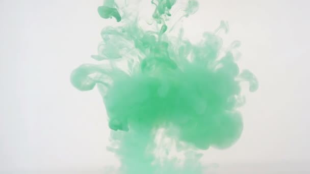 Heller, bunter Hintergrund. grüne flüssige Tinte Farbmischung in Wasser. — Stockvideo