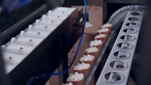 Équipement moderne à l'usine alimentaire. Machine automatique produisant des cônes de crème glacée . — Video