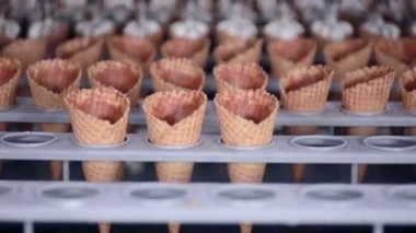 Gıda fabrikasında modern ekipmanlar. Otomatik konveyör, dondurma külahlarının üretim hattı.