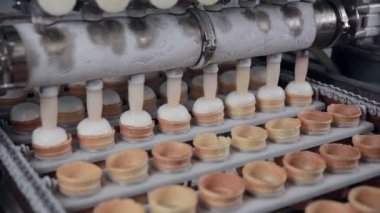 Dondurma üretimi sırasında otomatik modern ekipmanlar iş başında. Gıda fabrikası konveyör.