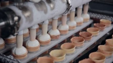 Dondurma üretimi sırasında otomatik modern ekipmanlar iş başında. Gıda fabrikası konveyör.